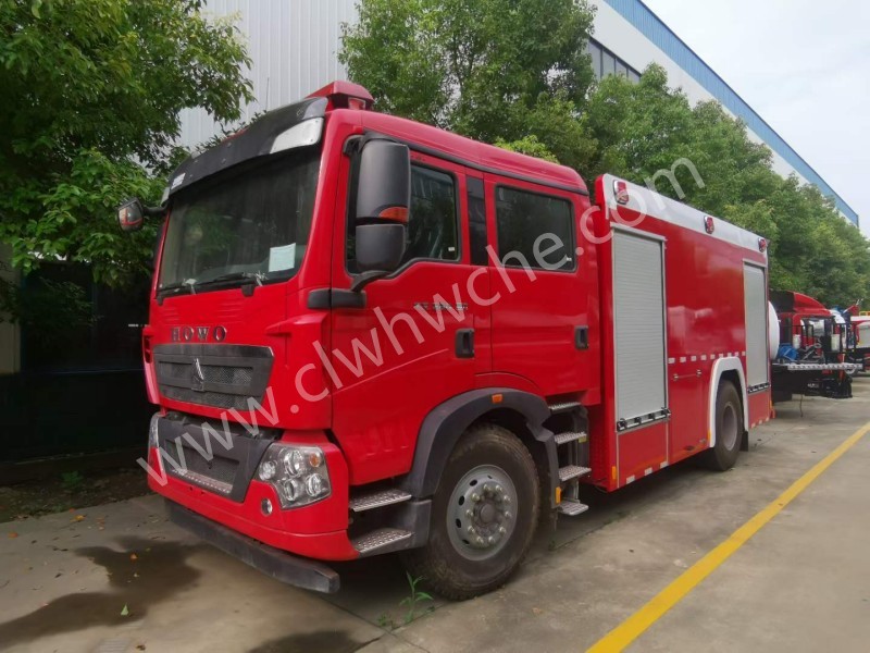 重汽豪沃8噸水罐消防車(chē)